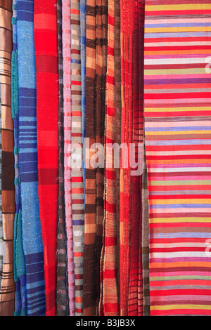 Farbenfrohe Textilien für den Verkauf im Souk oder Markt in Marrakesch Marokko Nordafrika Stockfoto