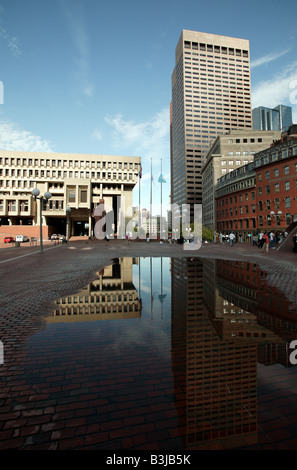 Schuss von Boston City Hall und 28 State Street Tower, genommen vom Government Center Plaza in der Innenstadt von Boston, Wohnheimen USA Stockfoto