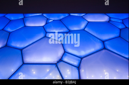 Beijing National Aquatics Center, auch bekannt als Water Cube, während der Olympischen Spiele 2008 blau beleuchtet bei Nacht Stockfoto