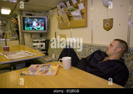 Royal Navy Crewman schaut TV in die Offiziersmesse Junior Bewertungen an Bord der HMS Vigilant, ein Atom-u-Boot der britischen Avantgarde-Klasse Stockfoto