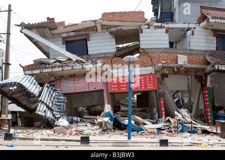 Ein Gebäude teilweise zerstört durch das massive Erdbeben vom 12. Mai 2008 in Sichuan Stockfoto