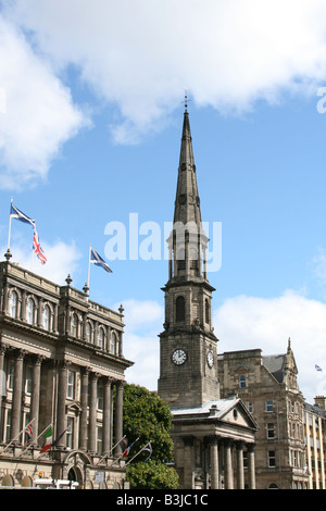 Kirchturm und benachbarten georgianischen Gebäuden gegen blauen Himmel in edinburgh.room für Text. Stockfoto