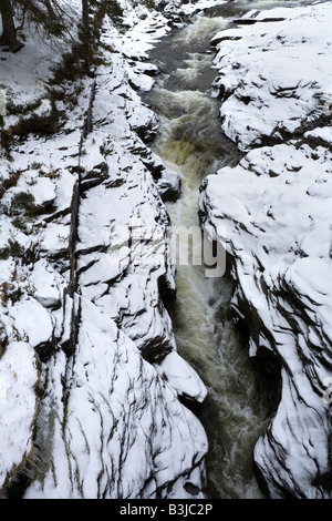 Die Dee-Fluss fließt durch die felsige Schlucht von Linn Dee im Winterschnee, westlich von Braemar, Aberdeenshire, Schottland Stockfoto