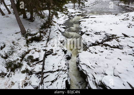 Die Dee-Fluss fließt durch die felsige Schlucht von Linn Dee im Winterschnee, westlich von Braemar, Aberdeenshire, Schottland Stockfoto