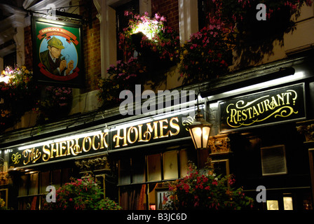 Sherlock Holmes Pub und Restaurant bei Nacht Northumberland Street Westminster London England Stockfoto