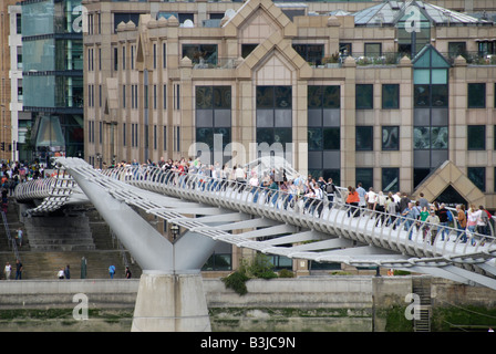 Massen von Touristen an der Millennium Bridge London England Stockfoto
