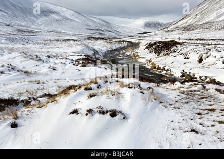 Schneewolken Absenken über Clunie Wasser in Glen Clunie, südlich von Braemar, Aberdeenshire, Schottland Stockfoto