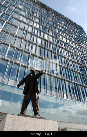 Bewegliche Statue des Mannes außerhalb der Blue Fin Gebäude Sumner Street London England Stockfoto