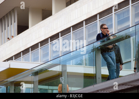 Telefonieren mit Handy außerhalb der Royal Festival Hall South Bank London England Mann Stockfoto