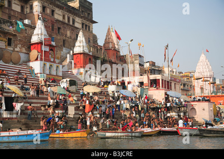Religiöse Hindu-Pilger in den Ganges Ghats Schritte und gesäumt Tempel Varanasi Uttar Pradesh, Indien Stockfoto