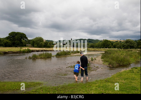 Vater und Sohn Paddeln im Fluss Teme in Leintwardine, Herefordshire, UK Stockfoto