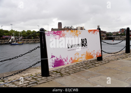 Liverpool 2008 Europäische Stadt der Kultur Banner von Albert Dock mit dem Salthouse Dock vor und die anglikanische Kathedrale hinter Stockfoto