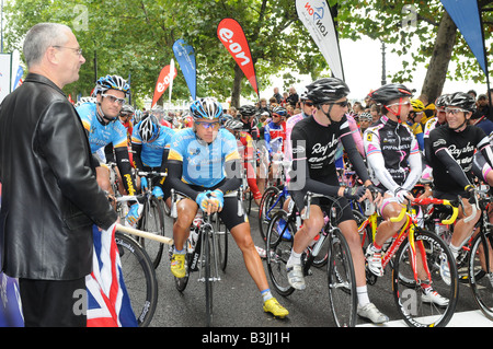 Fahrer bei der Tour of Britain warten darauf, das Rennen zu starten Stockfoto