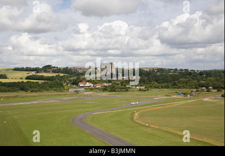 Shoreham Flughafen mit Lancing College Chapel im Hintergrund Stockfoto