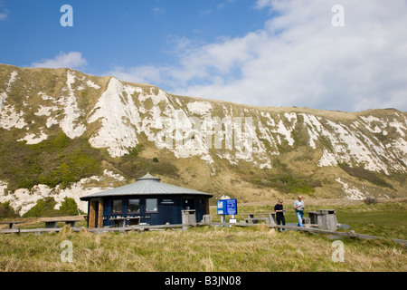 Kreidefelsen und dem Besucher im Zentrum bei Samphire Hoe in Kent Stockfoto