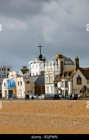 Blick auf die Strandpromenade von Deal Kent, einschließlich der berühmten Uhrturm Ball Alamyprorank bhz Stockfoto