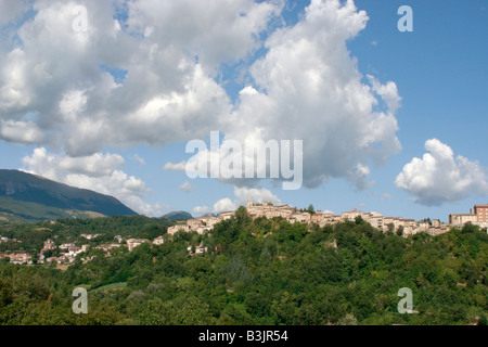 Weiten Himmel über Amandola in Le Marche in Italien Stockfoto