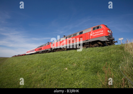 Autozug der Deutschen Bahn AG über den Hindenburgdamm die Insel Sylt mit dem Festland verbindet Stockfoto