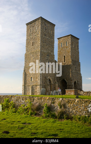 Die alten zerstörten Kirche St. Mary s in Reculver Kent Stockfoto