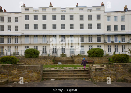 Terrassenförmig angelegten georgische Häuser direkt am Meer in Ramsgate, Kent Stockfoto