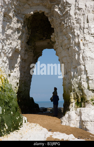 Natürliche Kreide Bogen gebildet in den Klippen im Kingsgate Bay in Kent Stockfoto