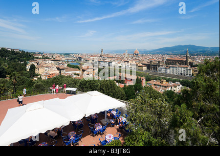 Blick über die Dächer von Piazzale Michelangelo mit Café im Vordergrund, Florenz, Toskana, Italien Stockfoto