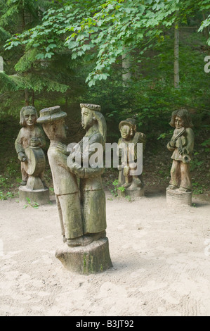 Hölzerne Statuen auf der Hill Hexen Juodkrante Kurische Nehrung Nationalpark Litauens Stockfoto