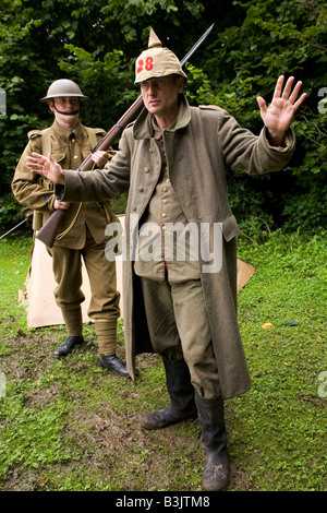 Zwei Mitglieder der Reenactment Gesellschaften tragen die Uniformen der ersten Weltkrieg Infanterie Soldaten. Stockfoto