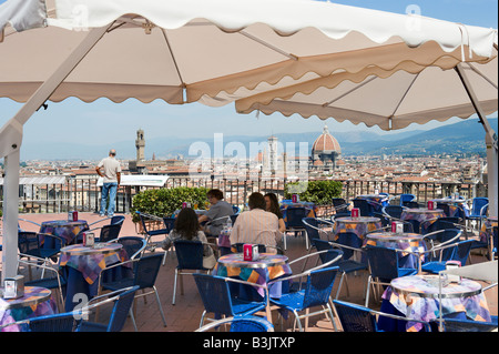 Blick über die Stadt von einem Café unterhalb der Piazzale Michelangelo, Florenz, Toskana, Italien Stockfoto