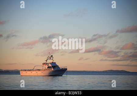Angelboot/Fischerboot verankert auf dem Meer Stockfoto
