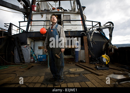 Milton Bud Altom eines Schweißers an Bord Anna Marie Fischerboot auf der Werft von Port Townsend Stockfoto