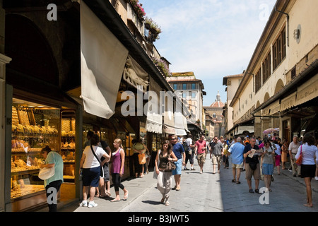 Geschäfte auf der Ponte Vecchio, Florenz, Toskana, Italien Stockfoto