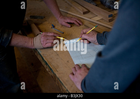 Schiffsbauer arbeitest du im Shop in der Port Townsend-Werft, die die Stadt von Port Townsend für seine meisterhafte Schiffsbauer bekannt ist Stockfoto