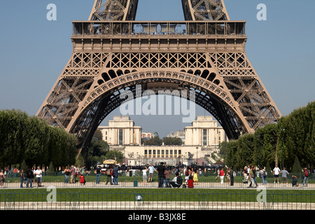 Basis des Eiffelturms mit dem Trocadero im Hintergrund von Parc du Champs de Mars in Paris gesehen Stockfoto