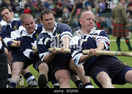 Menschenmassen beobachten den Schlepper o Krieg bei den berühmten Braemar Gathering and Games in Aberdeenshire, Schottland, Vereinigtes Königreich Stockfoto