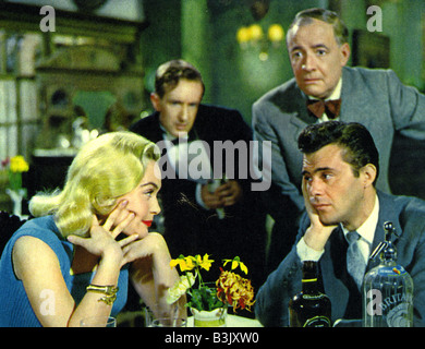 Arzt bei großen 1957 Rang Film mit Dirk Bogarde rechts und Shirley Eaton Stockfoto