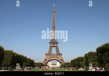 Der Eiffelturm von Parc du Champs de Mars in Paris gesehen Stockfoto