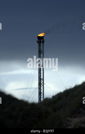 Turm Flare Stapel von St. Fergus Gasterminal in der Nähe von Fraserburgh, Scotland, UK, gesehen vom Strand in der Abenddämmerung Stockfoto