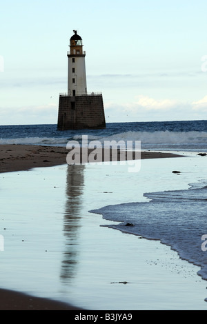 Rattray Head Leuchtturm in der Nähe von Fraserburgh, Aberdeenshire, Schottland, UK, gesehen in der Abenddämmerung Stockfoto