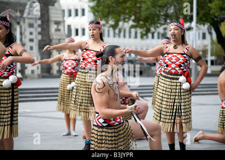 Neuseeländische Maori-Tänzer in traditioneller Maori-Kleidung führen Tanzroutinen auf dem Cathedral Square, Christchurch, Neuseeland auf Stockfoto