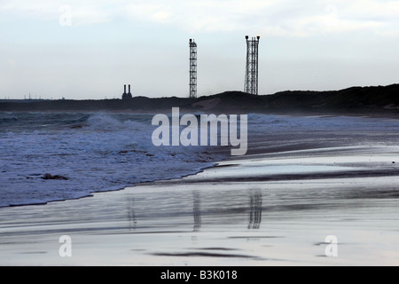 St. Fergus gas-Terminal in der Nähe von Fraserburgh, Aberdeenshire, Schottland, UK, gesehen vom Strand in der Abenddämmerung Stockfoto