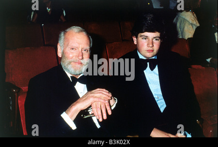 LAURENCE OLIVIER (1907-1989) englischer Schauspieler im Jahr 1986 mit Sohn Richard durch seine Ehe mit der Schauspielerin Joan Plowright im Jahr 1961. Stockfoto