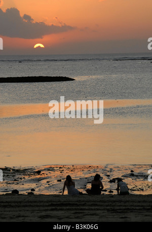 Sonnenuntergang in Jimbaran, südlich von Kuta Beach, Bali, Indonesien Stockfoto