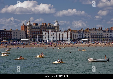 Strand auf Weymouth Strandpromenade in Dorset an einem schönen sonnigen Tag verpackt Stockfoto