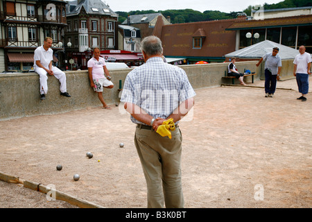 Juli 2008 - Menschen spielen Boule in Etretat Normandie Frankreich Stockfoto