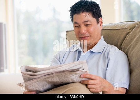 Mann mit einer Zeitung entspannen Stockfoto