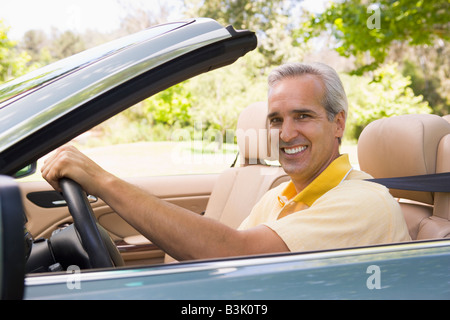 Cabrio lächelnder Mann in Stockfoto