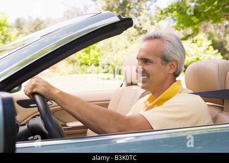 Cabrio lächelnder Mann in Stockfoto