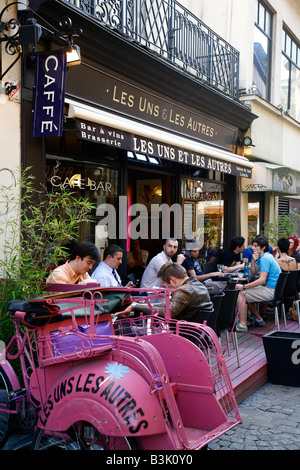 Juli 2008 - Leute sitzen in einem Café im Freien in Rouen Normandie Frankreich Stockfoto