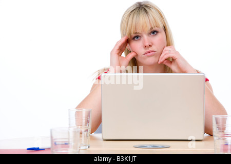 Geschäftsfrau, die sitzen im Sitzungssaal mit Laptop auf der Suche unglücklich Stockfoto